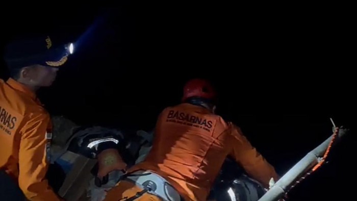 Tim SAR gabungan saat mengevakuasi turis India jatuh di tebing Broken Beach, Nusa Penida, Bali, Sabtu (4/3/2023) malam.