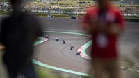 Sejumlah pebalap memacu kecepatan saat Superpole Race WSBK di Pertamina Mandalika International Street Circuit di KEK Mandalika, Praya, Lombok Tengah, NTB, Minggu (5/3/2023).