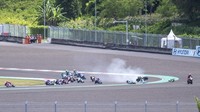 Drama tersaji sedari awal Superpole Race WSBK Mandalika 2023. Red Flag berkibar lantaran terjadi insiden pada lap pertama di tikungan 2 yang melibatkan Alex Lowes, Loriz Baz, dan Danilo Petrucci. Satu lap kemudian, Jonathan Rea (Kawasaki Racing Team WorldSBK) terjatuh di tikungan yang sama. Semua pebalap bisa mengikuti balapan kembali.
