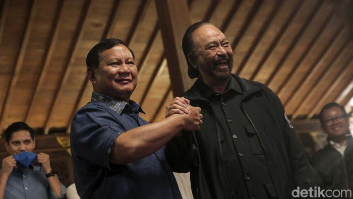 Usai Pertemuan, Prabowo-Surya Paloh Salam Komando dan Berpelukan Prabowo Subianto dan Surya Paloh memberikan keterangan pers seusai melakukan pertemuan di Hambalang, Bogor. Kedua sempat melakukan salam komando dan berpelukan.