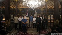 Menteri Pertahanan itu mulanya mengaku sepakat dengan Paloh untuk saling menghormati keputusan politik masing-masing.