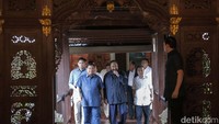 Prabowo dan Surya Paloh berjalan beriringan sebelum melakukan jumpa pers.