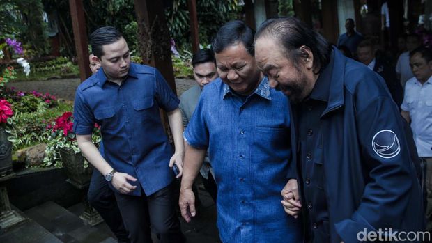Prabowo Subianto dan Surya Paloh memberikan keterangan pers seusai melakukan pertemuan di Hambalang, Bogor. Kedua sempat melakukan salam komando dan berpelukan.
