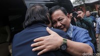Mereka juga saling berpelukan.