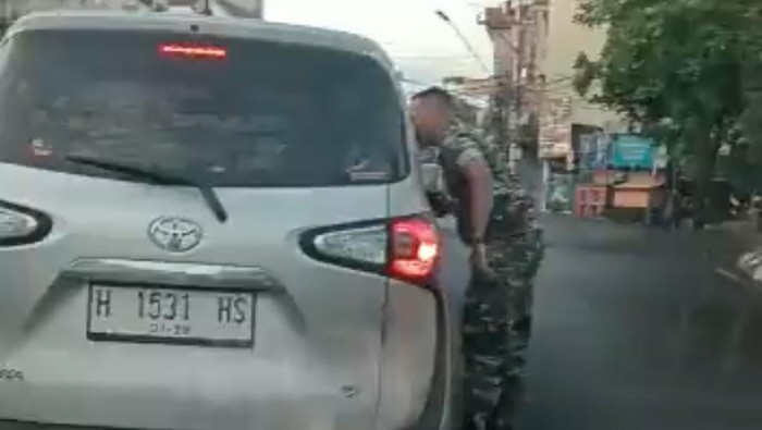 Viral video TNI Marahi Pemobil di Bangjo Semarang. Foto diunggah Minggu (5/3/2023).