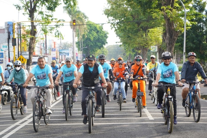 Wali Kota Pasuruan Saifullah Yusuf (Gus Ipul) gowes bareng ribuan warganya.