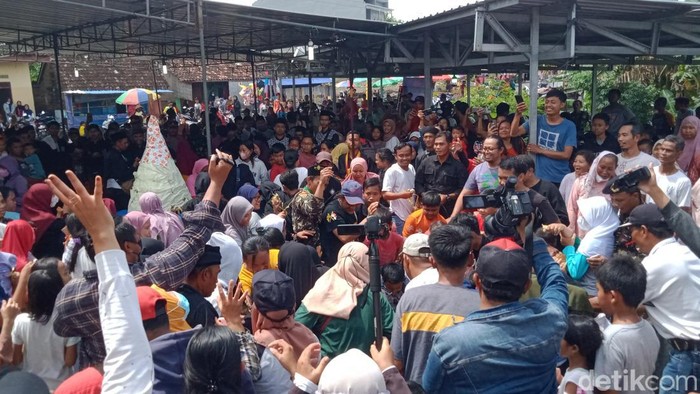 Warga berebut gunungan legondo dan sayuran di kompleks Makam Ki Ageng Perwito, Ngreden, Klaten, Minggu (5/3/2023).