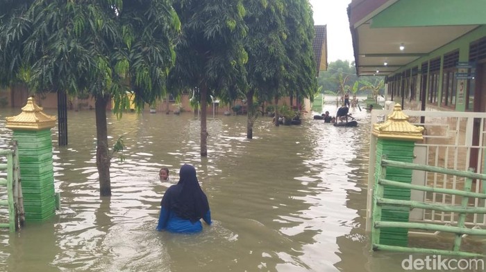 Warga Kalisari Bojonegoro terjebak banjir belum tersentuh bantuan apapun dari pemerintah setempat