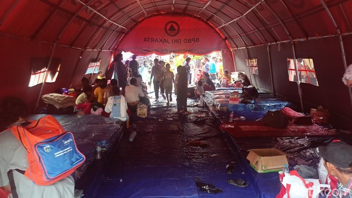 Warga masih mengungsi di RPTRA Rasela (Adrial Akbar/detikcom)