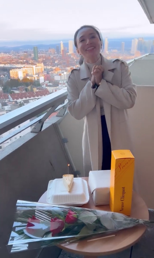 Ketika berulang tahun, Wika pun mendapat beragam kejutan dari kekasih. Tak hanya kue ulang tahun dan bunga, sang kekasih rupanya juga telah menyiapkan kejutan spesial untuk Wika Salim. Foto: Instagram/@wikasalim