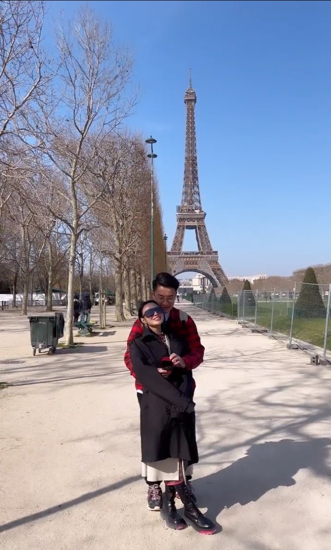 Ketika berada di Paris, Prancis, Wika dan Max mengunjungi menara Eiffel. Di sanalah Max kemudian tiba-tiba melamar Wika Salim. Foto: Instagram/@wikasalim