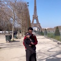 Ketika berada di Paris, Prancis, Wika dan Max mengunjungi menara Eiffel. Di sanalah Max kemudian tiba-tiba melamar Wika Salim. Foto: Instagram/@wikasalim