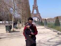 7 Foto Romantis Wika Salim Dilamar Pacar di Depan Menara Eiffel saat Ultah