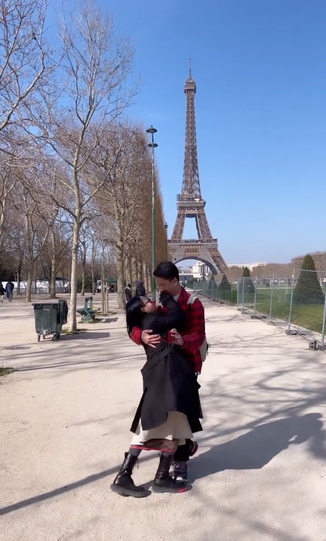 Max rupanya sudah menyiapkan sebuah cincin yang diletakkan di dalam kotak merah untuk melamar Wika. Melihat Max memberikan cincin, Wika pun terkejut dan langsung jadi salah tingkah. Foto: Instagram/@wikasalim