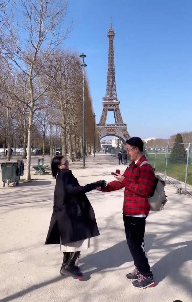 Max kemudian menarik tangan kanan Wika dan melepaskan sarung tangannya untuk memakaikan cincin pemberiannya itu ke jari Wika Salim. Terlihat jelas Wika Salim begitu bahagia. Foto: Instagram/@wikasalim