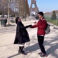 Max kemudian menarik tangan kanan Wika dan melepaskan sarung tangannya untuk memakaikan cincin pemberiannya itu ke jari Wika Salim. Terlihat jelas Wika Salim begitu bahagia. Foto: Instagram/@wikasalim