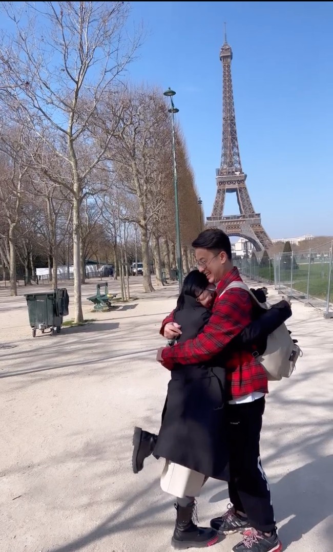 Wika pun segera memeluk Max. Momen lamaran romantis itu sekaligus menjadi kejutan ulang tahun spesial bagi Wika Salim. Foto: Instagram/@wikasalim