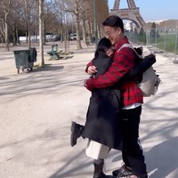 Wika pun segera memeluk Max. Momen lamaran romantis itu sekaligus menjadi kejutan ulang tahun spesial bagi Wika Salim. Foto: Instagram/@wikasalim