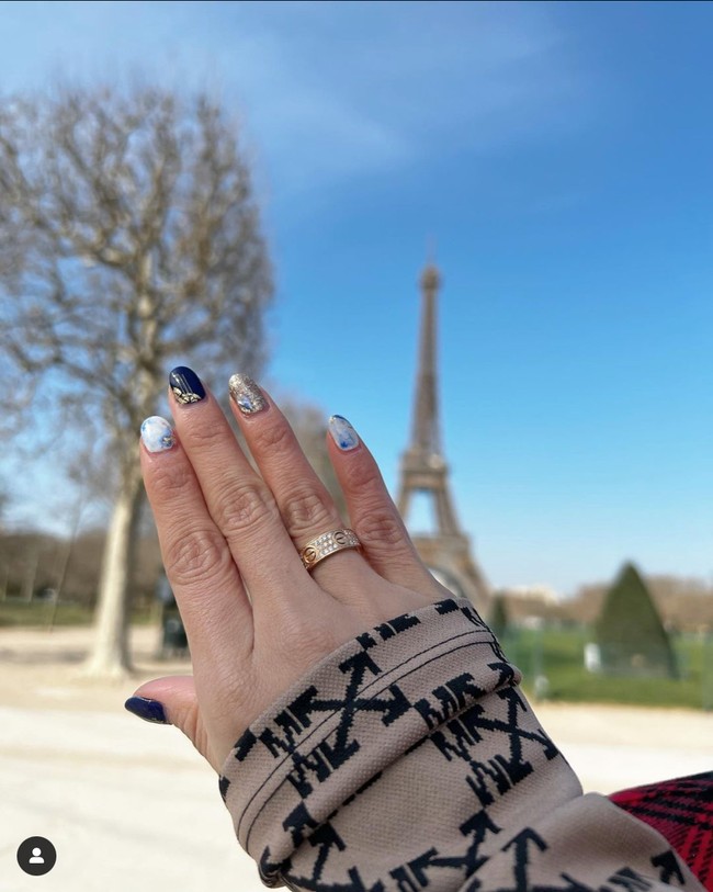 Melalui salah satu unggahannya Wika Salim tampak memamerkan cincin lamaran pemberian Max. Unggahan Wika Salim pun langsung dibanjiri ucapan selamat dari para netizen. Foto: Instagram/@wikasalim