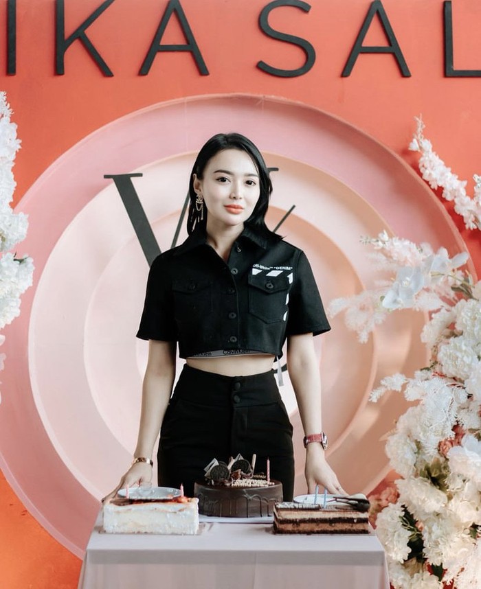 Wika Salim Selalu Tampil Cantik Saat Kulineran dan Masak di Dapur Wika Salim Selalu Tampil Cantik Saat Kulineran dan Masak di Dapur