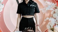 Dara cantik berusia 31 tahun ini baru saja merayakan pesta ulang tahun mewahnya. Lengkap dengan aneka kue can cake bernuansa cokelat yang disukainya. Foto: Instagram @wikasalim