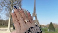 Pedangdut Wika Salim selalu tampil cantik dan menawan. Baru-baru ini dirinya diberikan cincin oleh sang kekasih tepat di depan menara Eifel di Paris. Ia dilamar kekasihnya, Max Adam. Foto: Instagram @wikasalim