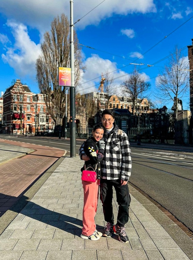 Tepat tanggal 26 Februari 2023 Wika Salim berulang tahun yang ke-31. Untuk merayakan ulang tahunnya, ia dan sang kekasih, Max Adam tampak berlibur bersama ke Eropa. Foto: Instagram/@wikasalim