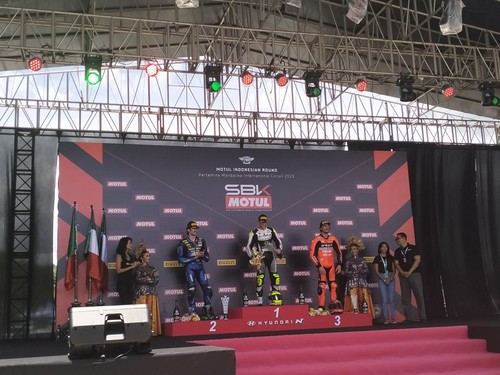 Penyerahan podium tiga Juara WorldSSP di Sirkuit Mandalika, Minggu (5/3/2023).