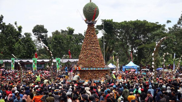 Warga berebut gunungan dari buah durian saat pesta Kenduren di lapangan Wonosalam, Kabupaten Jombang, Jawa Timur, Minggu (5/3/2023). Warga berebut gunungan dari buah durian saat pesta Kenduren di lapangan Wonosalam, Kabupaten Jombang, Jawa Timur, Minggu (5/3/2023).