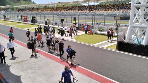 Beberapa kru menyiapkan ban rider sebelum race superpole, Minggu (4/3/2023).