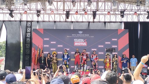 Penyerahan piala di podium Sirkuit Mandalika untuk tiga rider Alvaro Bautista, Toprak Razgatlioglu, dan Xavi Vierge, Minggu (5/3/2023).