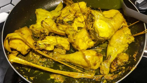 Indonesia Traditional dish, its called ayam Ungkep, used to save the chicken for frying later.