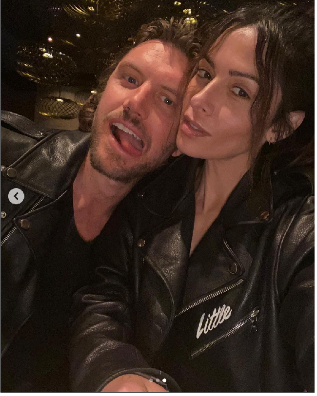 Sarah Shahi mengungkap ketertarikannya kepada Adam Demos sudah terjadi sejak mereka pertamakali bertemu. Dia dan Adam memiliki banyak kesamaan dalam selera musik dan minuman. Foto: Instagram