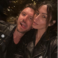 Sarah Shahi mengungkap ketertarikannya kepada Adam Demos sudah terjadi sejak mereka pertamakali bertemu. Dia dan Adam memiliki banyak kesamaan dalam selera musik dan minuman. Foto: Instagram