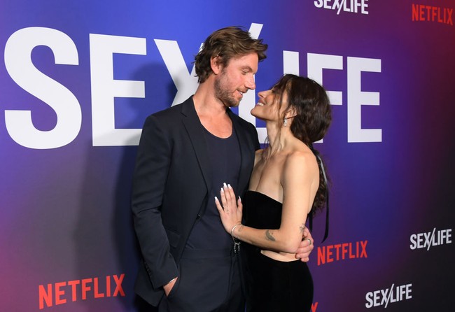 Kembali membintangi Sex/Life, apakah Sarah Shahi dan Adam Demos masih pacaran? Saat premier Sex/Life season 2 di Los Angeles, pada Februari 2023 keduanya mengonfirmasi hubungan cinta mereka. “Aku jatuh cinta pada orangnya di kehidupan nyata, tapi aku juga jatuh cinta pada orangnya yang berada di kamera. Mungkin itu yang membuat penonton sangat menyukainya,” ujar Sarah. Foto: Getty Images