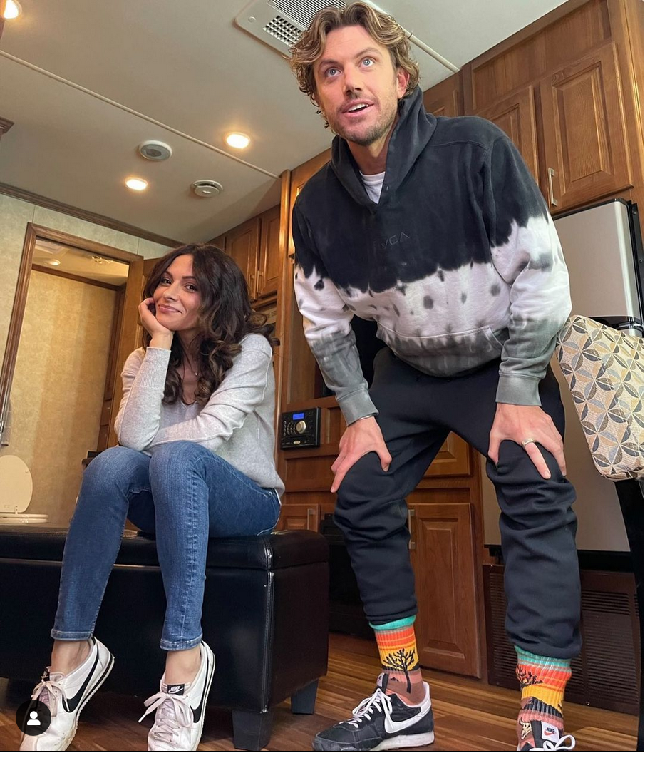 Banyak melakukan adegan mesra bahkan ranjang di serial Sex/Life, Sarah Shahi dan Adam Demos dilanda cinta lokasi. Pada Desember 2020, keduanya mengakui mereka saling jatuh cinta. Foto: Instagram