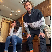 Banyak melakukan adegan mesra bahkan ranjang di serial Sex/Life, Sarah Shahi dan Adam Demos dilanda cinta lokasi. Pada Desember 2020, keduanya mengakui mereka saling jatuh cinta. Foto: Instagram