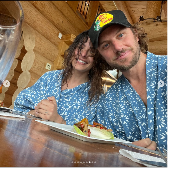 “Ketika aku pertama kali bertemu Adam, aku benar-benar terpesona dengannya. Kami bertemu di trailer makeup dan langsung akrab. Kami memiliki selera musik yang sama persis. Kami memiliki selera yang sama dengan wiski dan tequila, dan aku benar-benar terpesona olehnya dan yang aku tahu aku menginginkan yang lebih,” ujarnya kepada People. Foto: Instagram