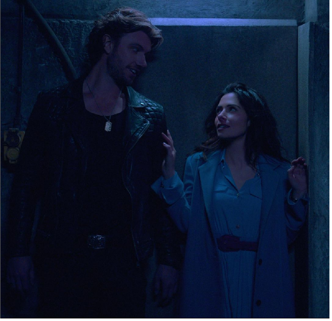 Dalam Sex/Life Season 1 dan 2, Sarah Shahi berperan sebagai Billie Connelly. Billie dikisahkan sebagai ibu dua anak yang tengah berusaha meraih gelar doktor dalam bidang psikologi dari Universitas Columbia. Pada musim kedua, Sex/Life masih menyajikan petualangan cinta Billie. Foto: Instagram