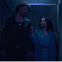 Dalam Sex/Life Season 1 dan 2, Sarah Shahi berperan sebagai Billie Connelly. Billie dikisahkan sebagai ibu dua anak yang tengah berusaha meraih gelar doktor dalam bidang psikologi dari Universitas Columbia. Pada musim kedua, Sex/Life masih menyajikan petualangan cinta Billie. Foto: Instagram