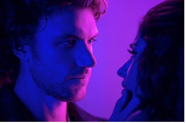 Sedangkan Adam Demos berperan sebagai Brad Simon, mantan pacar Billie Connelly. Adam yang berprofesi sebagai produser dan CEO label rekaman musik kembali menghantui kehidupan cinta Billie di Sex/Life season 2. Foto: Instagram