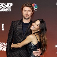 Pada Desember 2021, Adam Demos dan Sarah Shahi pertamakalinya tampil di acara selebriti sebagai pasangan dengan menghadiri People’s Choice Award. Foto: Getty Images