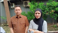 Aldila Jelita didampingi kuasa hukumnya, Milano Lubis, merasa perpisahan sangat tepat untuk hubungan dirinya dan Indra Bekti. Foto: Ahsan/detikHOT