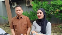 Prinsip. Aku tuh sangat punya prinsip kalau satu prinsip nggak bisa diubah, ya sudah nggak bisa. Kita mending pisah dulu. Kita lihat dulu jalan Tuhan kayak gimana, kalau dibalikan lagi yang balikan lagi. Tapi, untuk saat ini berpisah, tegas Aldila Jelita.Foto: Ahsan/detikHOT