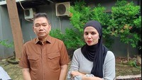 Aldila Jelita terlihat santai dan hati-hati saat bicara soal gugatan cerainya kepada Indra Bekti. Sesekali suara Aldila terdengar bergetar dan memberikan penegasan dalam beberapa kata. Foto: Ahsan/detikHOT
