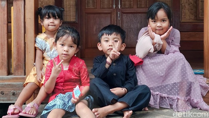 Anak-anak di Kampung Adat Cireundeu