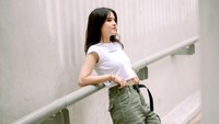 Anisa Rahim juga mengaku sangat mendukung produk lokal. Hal itu terlihat dalam foto ini di mana dirinya menggunakan produk lokal dari Amigos De Nimes. (Foto: dok Instagram)