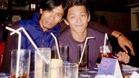 Sejak muda, Ariel tak pernag lupa meluangkan waktu untuk bertemu teman-temannya. Walaupun hanya ke kafe sederhana, banyak minuman yang dipesan untuk menemani waktu ngobrolnya. Foto: Instagram/arielnoah