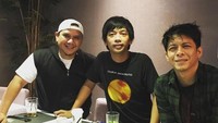 Ariel sering mengajak penyanyi lain untuk hangout bersama demi menjalin hubungan baik. Makan malam bersama Ryan DMasiv dan Fadly Padi menjadi pertemuan hangat untuk berbincang. Foto: Instagram/arielnoah