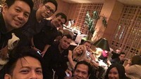 Selain bersama band lain, Ariel juga senang memboyong Noah makan malam bersama teman-teman penyanyi lain. Misalnya seperti Ahmad Dhani, Agnes Monica dan beberapa penyanyi lainnya. Foto: Instagram/arielnoah
